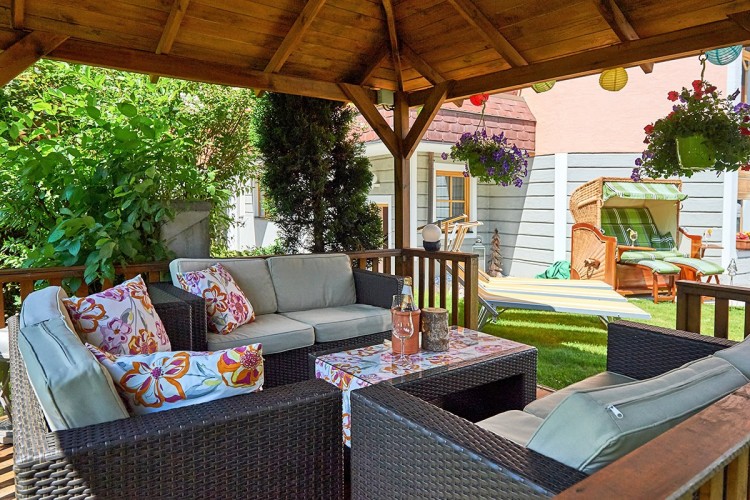 Gemütliche Gartenlaube