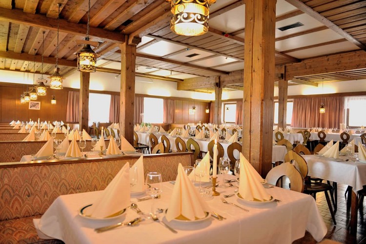 Veranstaltungssaal mit Bühne für bis zu 200 Personen