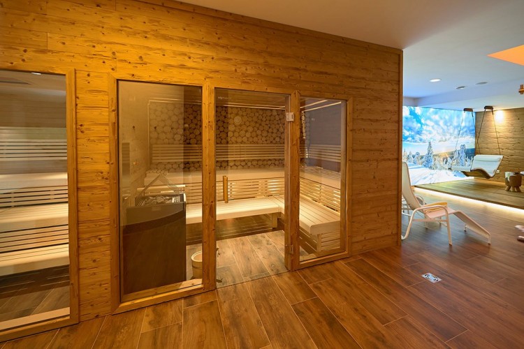 Wellness-Bereich mit verschiedenen Saunen
