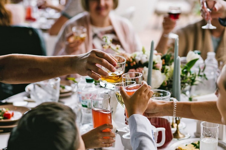 Feiern mit Freunden und mit der Familie