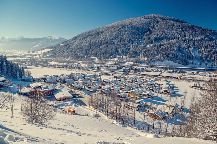 Panoramablick von der Skipiste auf Eben