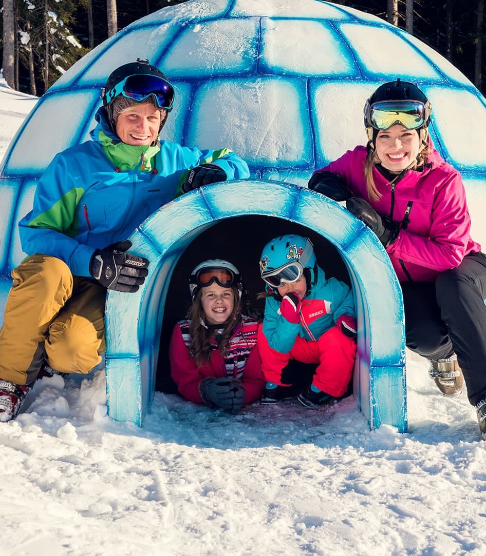 Kinderpisten mit Iglu und Tierfiguren