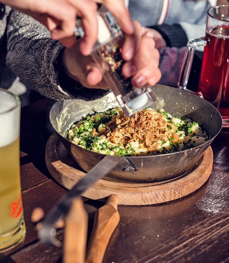 Käsespätzle essen auf einer Hütte