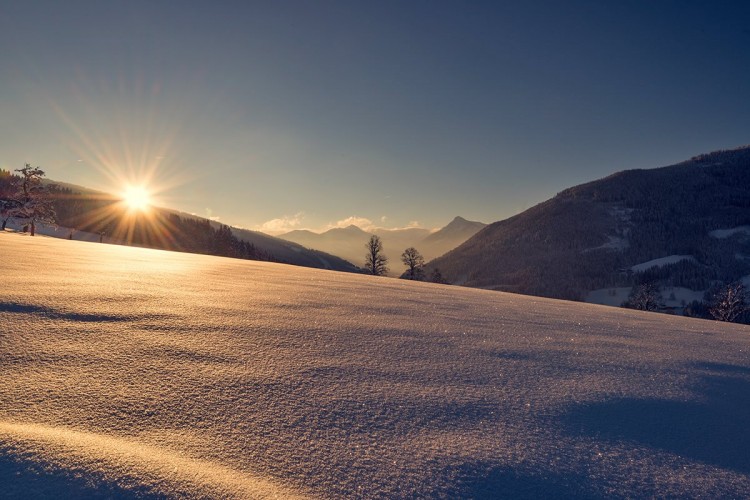 Sonnenuntergang über eine wunderschöne Winterlandschaft