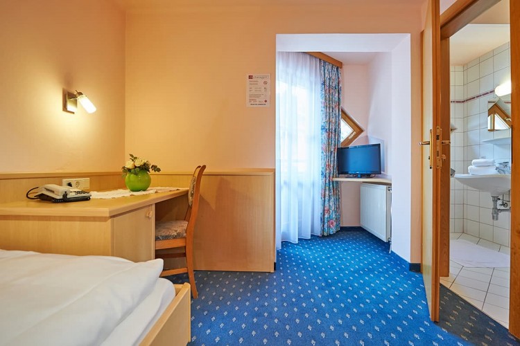 Doppelzimmer mit Blick ins Badezimmer