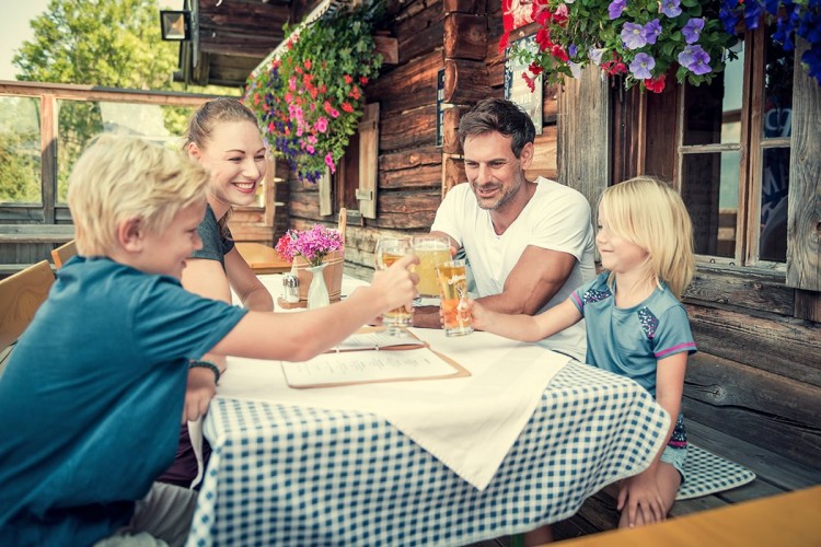 Rasten und Essen einer Almjause bei einer Wanderung entlang des Salzburger Almenwegs