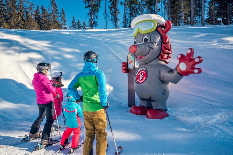 Stop auf der Skipiste beim Fotopoint bei der Abfahrt auf einer monte popolo Skipiste in Eben