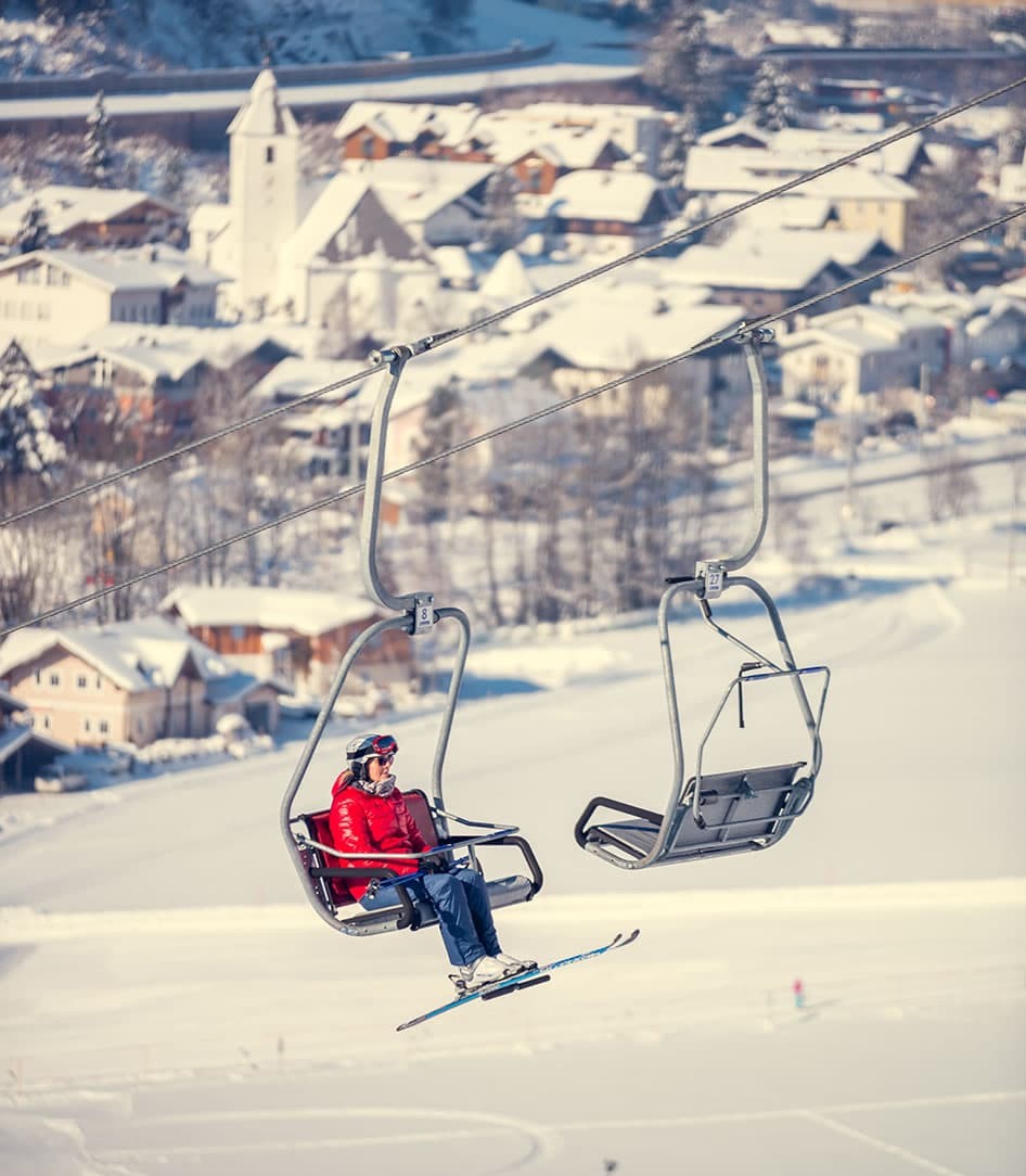 Auf dem Sessellift im Skigebiet monte popolo in Eben im Pongau